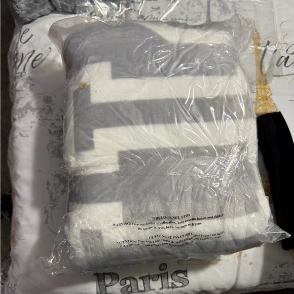 Victoria’s Secret PINK blanket - Picture 2 of 9